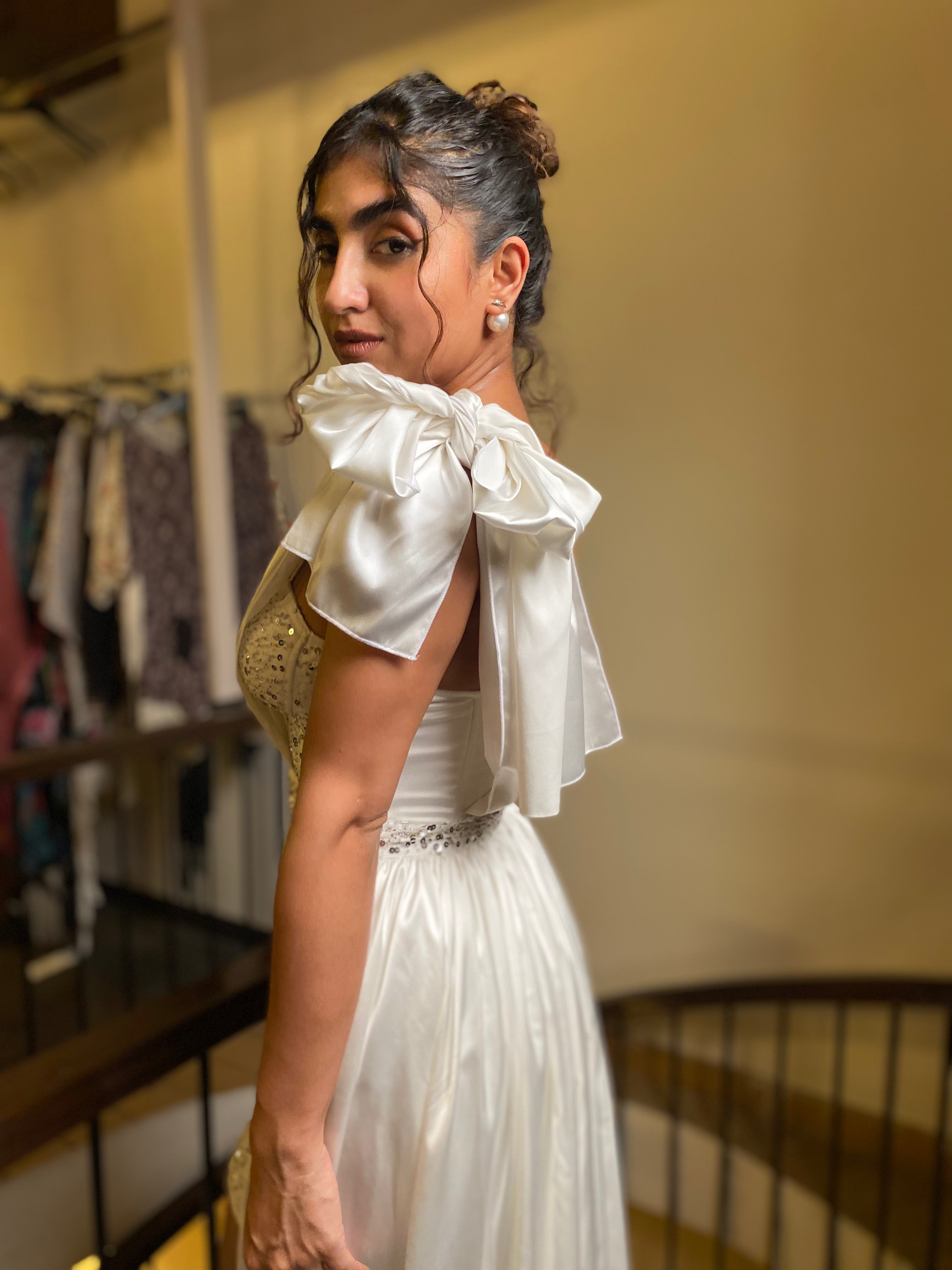 White mini with trail